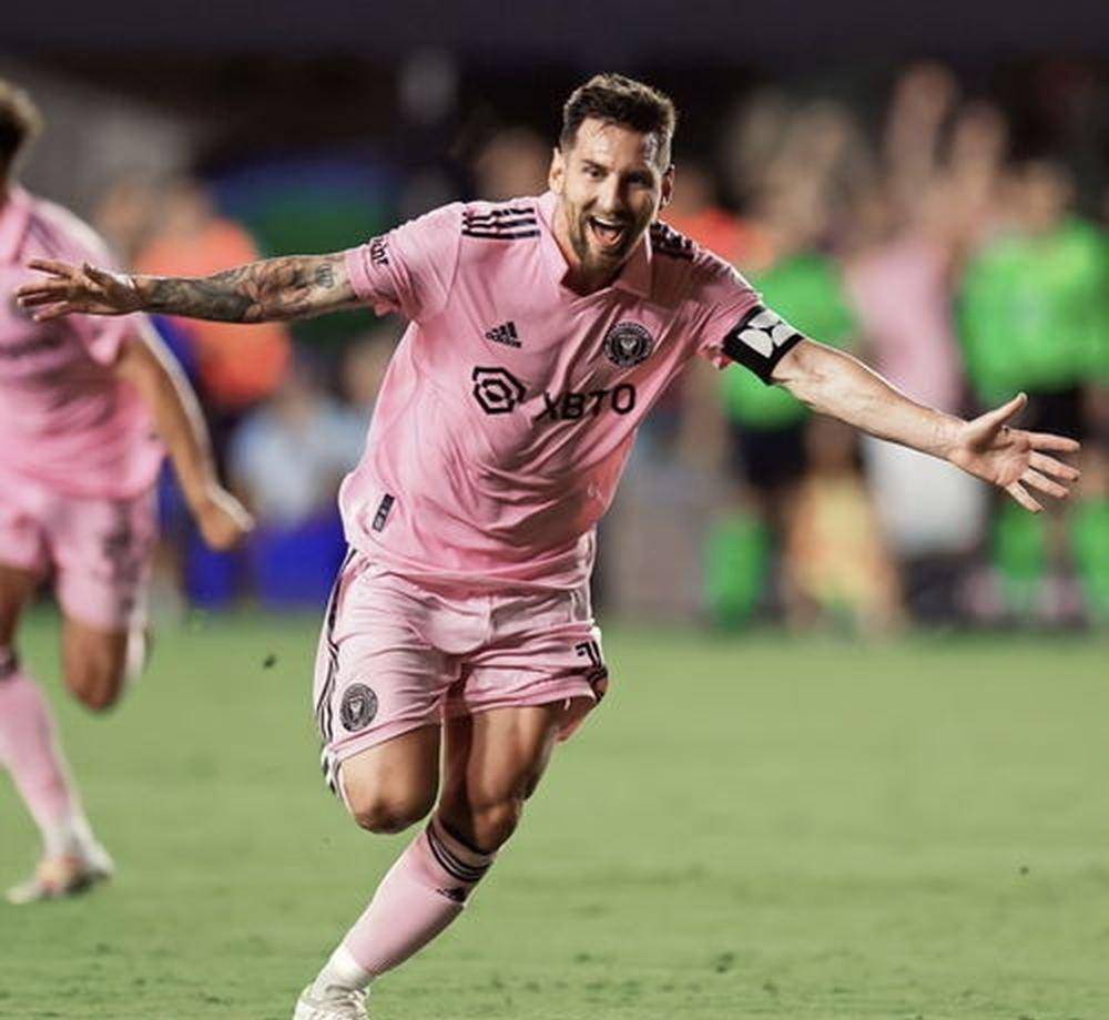 Gallery - Ngày 20 tháng 10: Cristiano Ronaldo đã gửi hai tin nhắn cho Messi, nhưng không nhận được phản hồi nào. Hai siêu sao đã không theo dõi nhau trên mạng xã hội hơn hai thập kỷ, làm dấy lên những cuộc tranh luận sôi nổi về lý do đằng sau