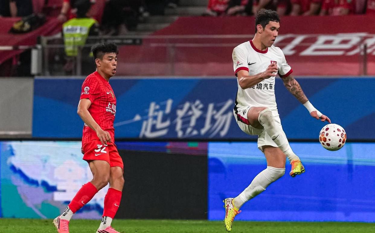 武磊精彩表现助力上海海港3-0战胜成都蓉城，无缘提前夺冠