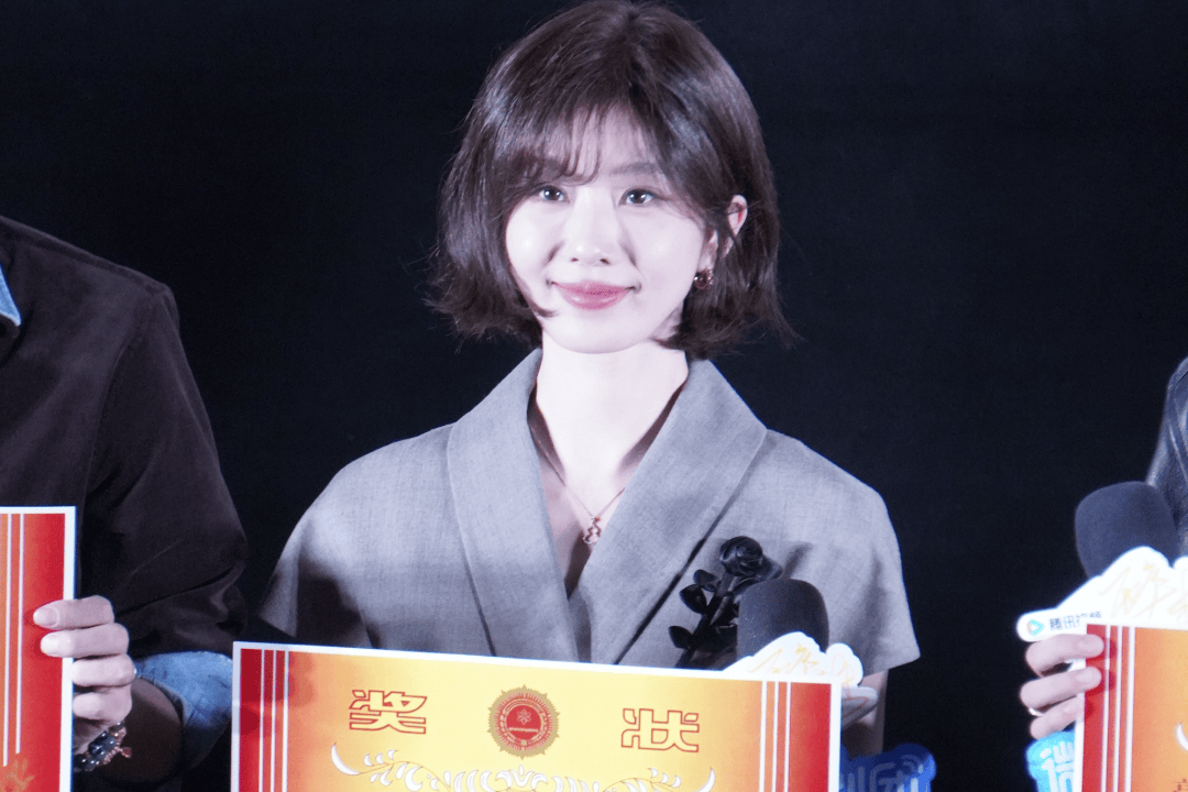 刘诗诗齐耳短发亮相《醉梦》追剧团 分享哈尔滨美食引粉丝热情互动