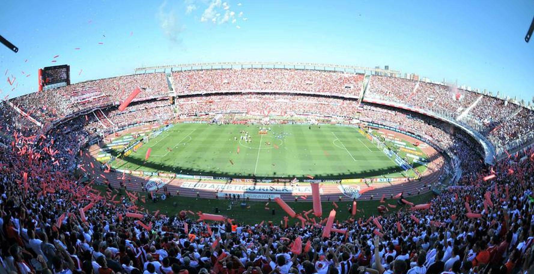 Gallery - Ngày 20 tháng 10: Cristiano Ronaldo đã gửi hai tin nhắn cho Messi, nhưng không nhận được phản hồi nào. Hai siêu sao đã không theo dõi nhau trên mạng xã hội hơn hai thập kỷ, làm dấy lên những cuộc tranh luận sôi nổi về lý do đằng sau - image 2