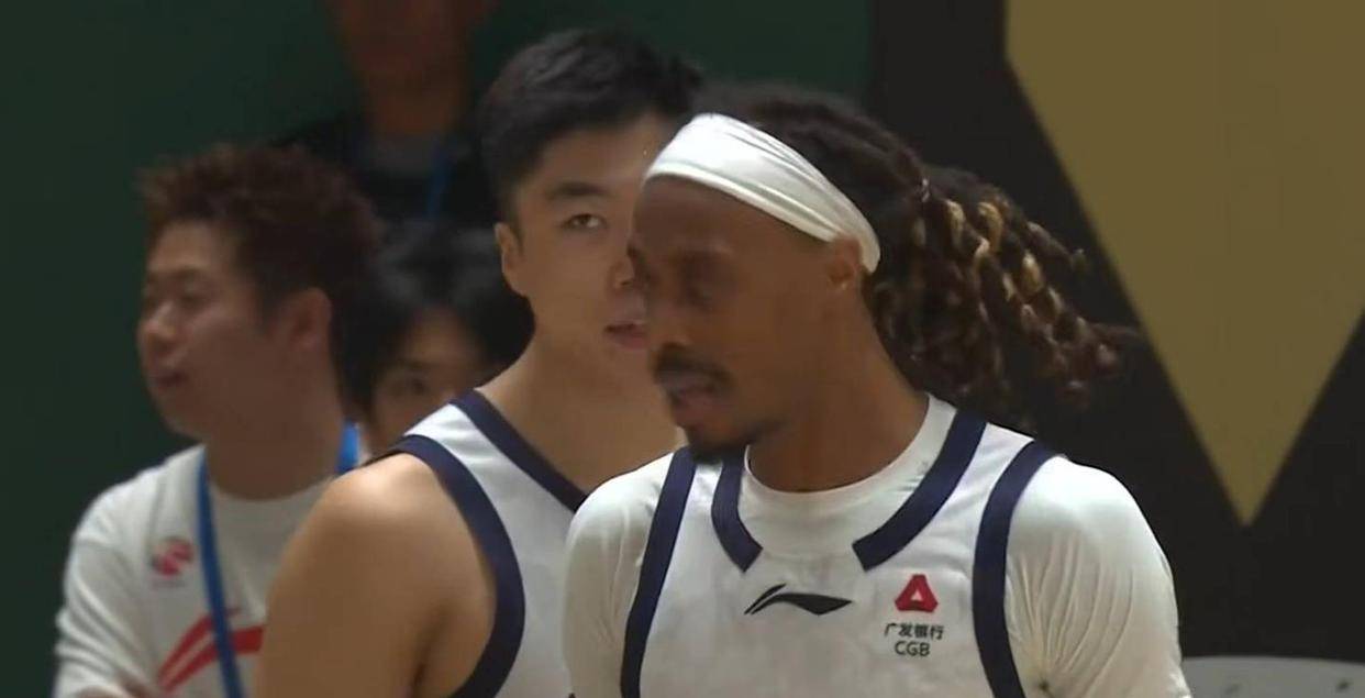 10.21日：CBA积分榜出炉，广东吞下两连败，广厦广州新疆齐齐拿下连胜，格局乱了