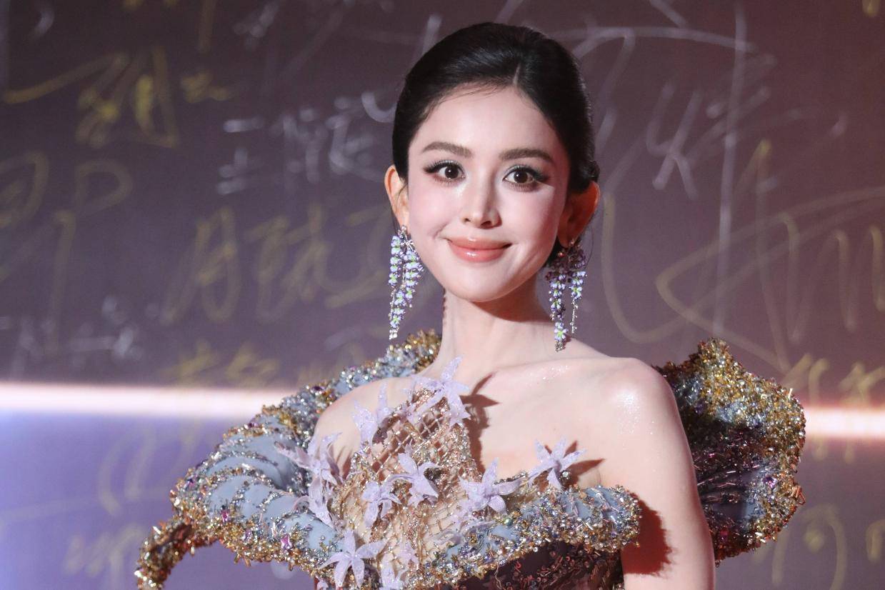 第12届文荣奖红毯：娜扎陈瑶艾米美貌惊艳，曾舜晞田嘉瑞型男魅力尽显