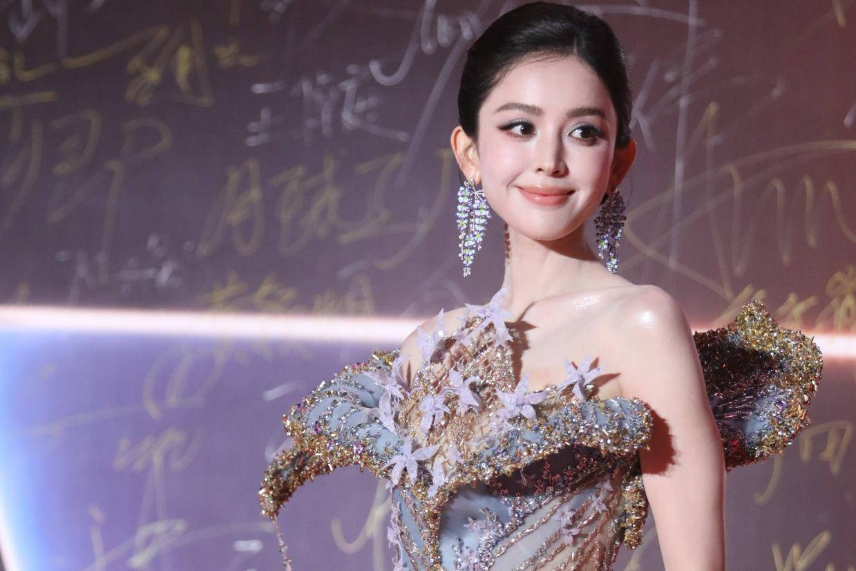 文荣奖颁奖礼星光璀璨：娜扎曾舜晞荣膺青年演员桂冠，陈瑶艾米红毯造型惊艳全场