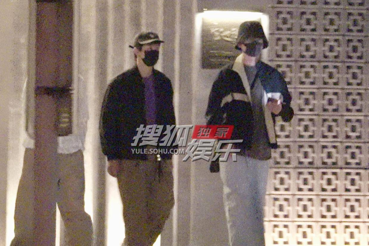 王传君刘昊然火锅聚餐，饭后闲谈尽显深厚友谊