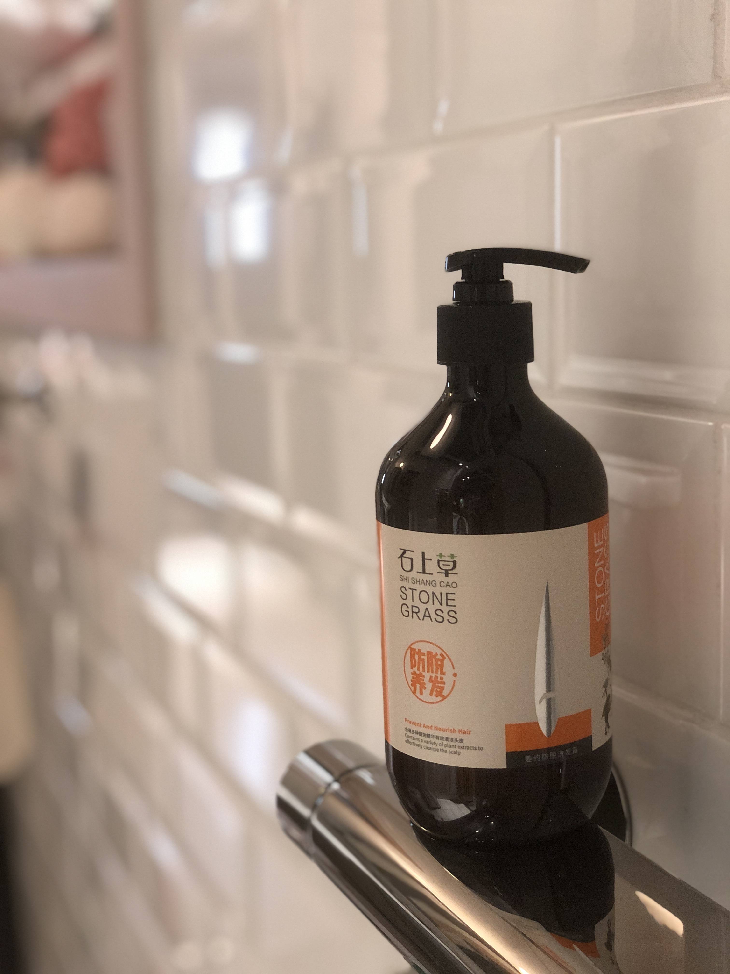 洗发水后第一次的感觉就是很清爽,泡沫丰富细腻吹干很蓬松,这个优点我