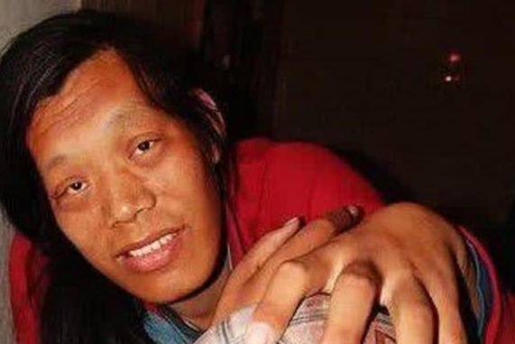 黄成义：姚明的前队友，02年因扭伤腰瘫痪，曾靠7旬母亲拾荒养他