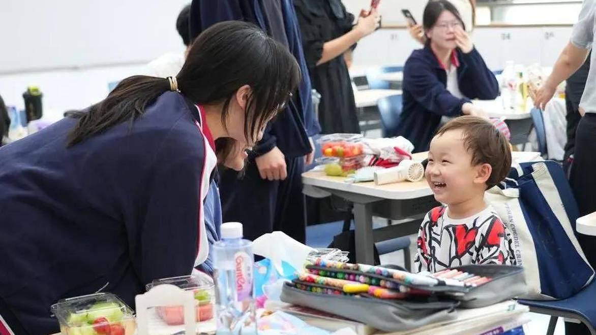 高考前最萌慰问现场：萌娃送水果、抱抱