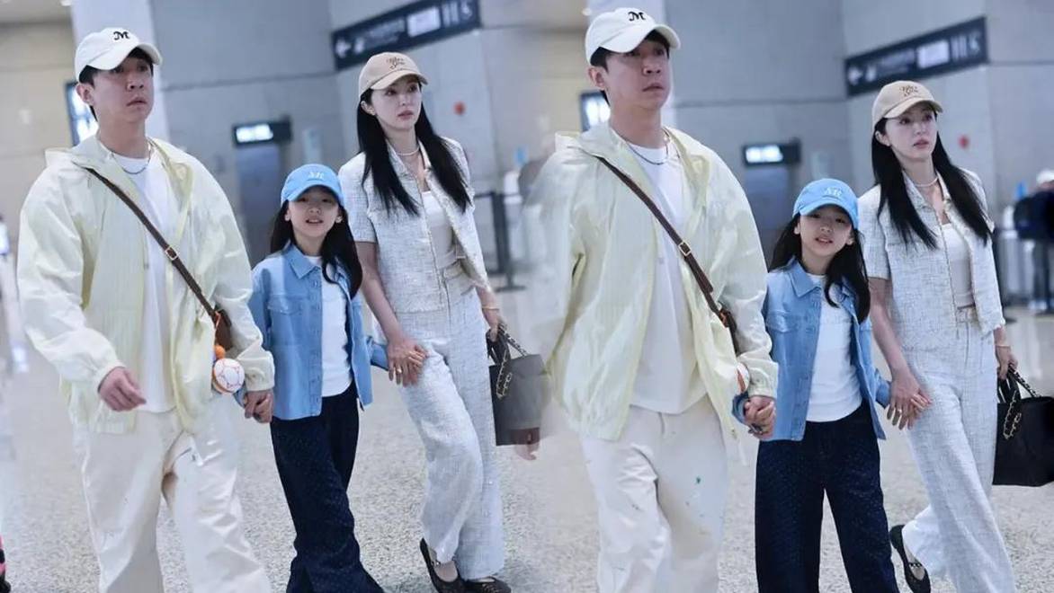 董璇张维伊携小酒窝现身机场，一家三口温馨有爱