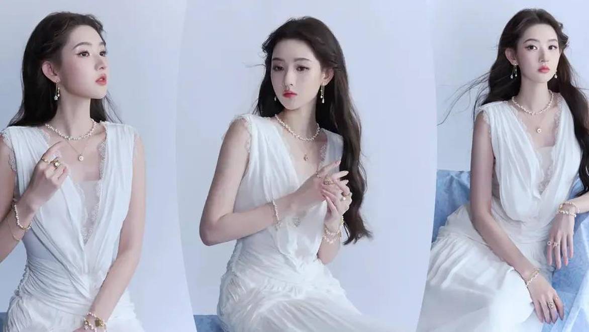 王玉雯穿纯白礼裙，戴珍珠项链气质优雅迷人