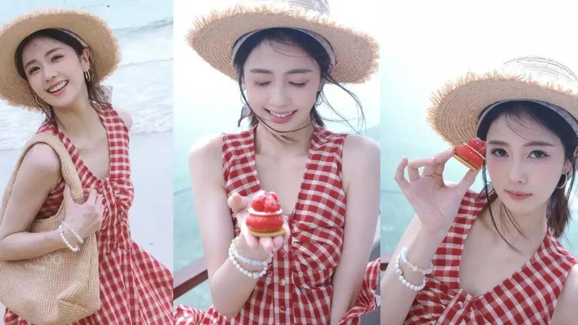 白鹿晒海边度假美照，穿红白格子裙活力满满