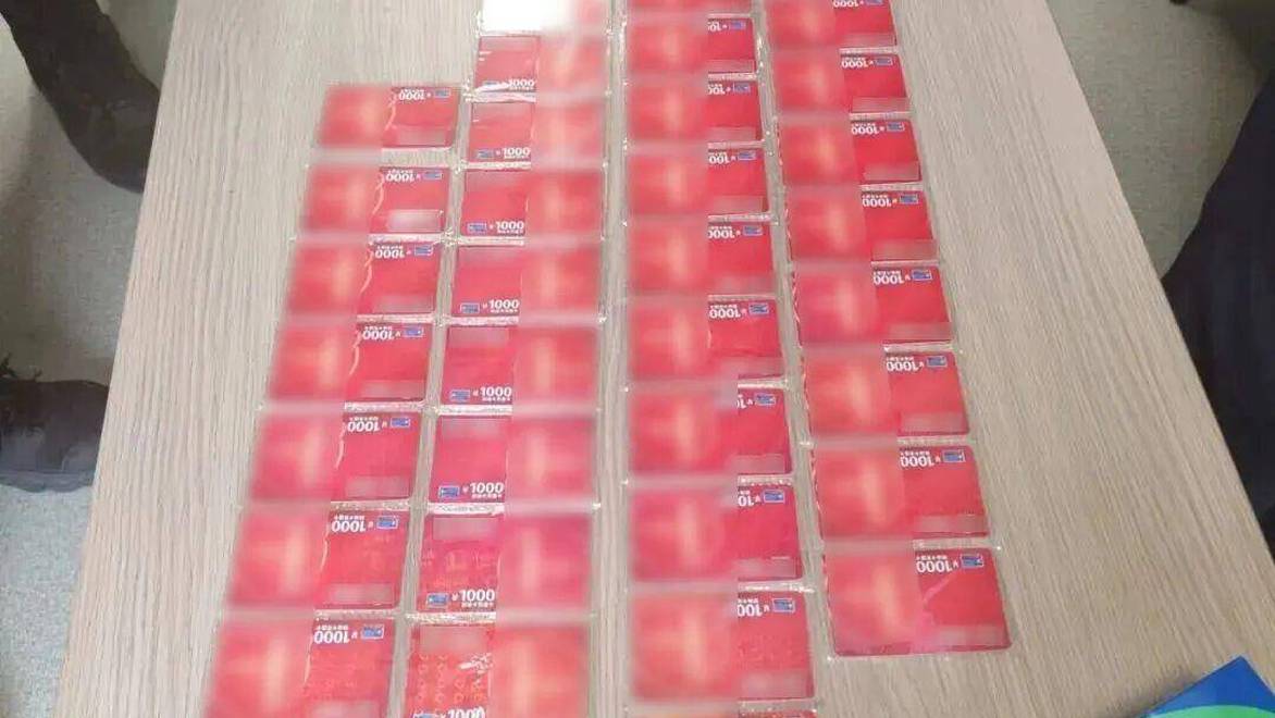 女子一口气买500000元的超市卡 店员立即报警