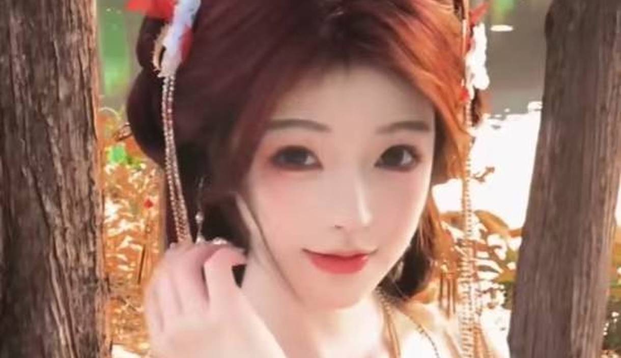 火灵儿cos曝光，明媚娇艳，红裙如火，抬腿上阶姿势更是一绝