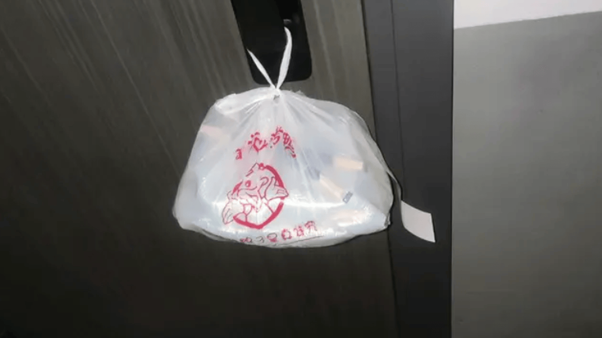 外卖小哥急忙提醒顾客：快拿外卖！有只丑猫想攻击你家饭！结果下一秒尴尬了…