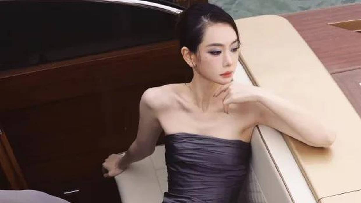 戚薇威尼斯三套造型：从橙色画报到灰缎女王，41 岁怎么越穿越敢了