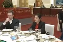 很多人好奇坐在马斯克和库克中间的女人是谁