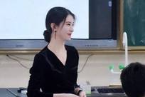 女老师穿“孕妇装”上课被举报，家长：薄如蝉翼，孩子上课都分心