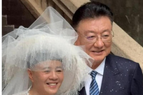 60岁金龟子补拍婚纱照被骂，留30年锅盖头，王宁态度说明一切
