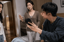 在兄弟家借宿那晚，我走错房间后，他姐说算了，兄弟却拿起手机问我：你自己去说，还是我报警？