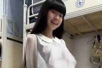 “撒撒娇就给我买单！”穿小白裙的女大学生火了，评论区彻底吵翻