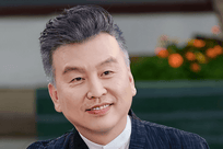 61岁央视名嘴张泽群近况曝光！曾与胡佳娜生一子，如今退休独居北京让人唏嘘