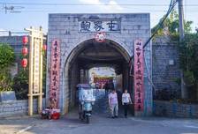 鲍家屯是一座活着的“明代博物馆”，也是体验屯堡文化的宝藏景区