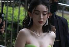 古力娜扎绿色纱裙亮相活动，生图状态惊艳全。チ