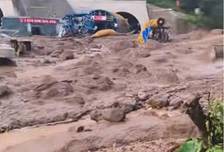 四川盐边一在建隧道附近突发泥石流，当地应急部门称正在组织救援，已有2人不幸遇难