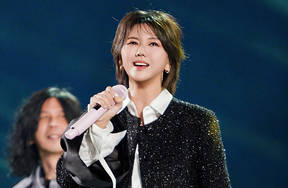 孙燕姿演唱会发生意外 奔跑时重重摔倒