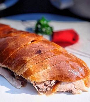 露台上吃玫瑰烤鸭，看四合院，太浪漫了！