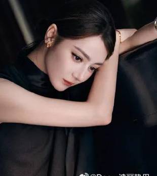 迪丽热巴美貌好“权威”！穿小黑裙展现绝美骨相，蝴蝶结马尾好优雅