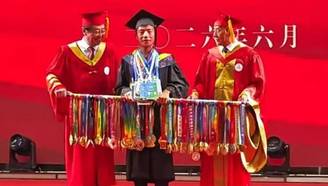 学生扛马拉松奖牌参加毕业典礼：两年跑7835公里