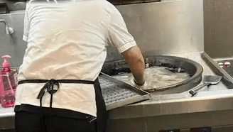 南京一幼儿园发生集体呕吐事件 食堂用炒菜锅洗拖把