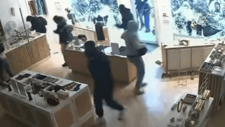 法国抗议者洗劫奢侈品店：爱马仕LV遭波及