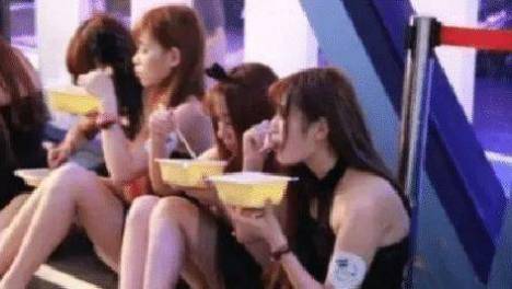 华莱士再被曝吃出生肉：涉事门店称总部在处理 