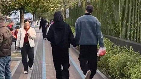 朱丹周一围杭州送娃！手牵手拎早饭太扎实，40岁夫妻也这么甜？