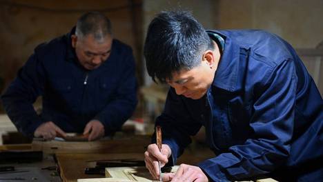 灵寿经促会引媒体探访憩园家具，探寻“黄金楸”百年匠心