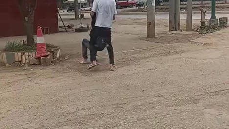 女子被分手，她接受不了一路追出来，被陌生男子拦下：你嫁给我吧
