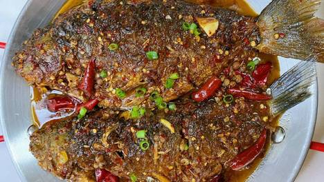 香辣红烧鱼，鱼肉嫩滑入味，汤汁浓辣香醇，拌饭一绝！
