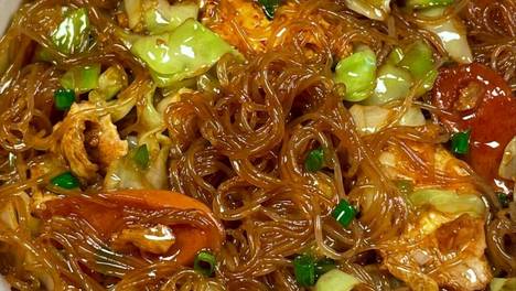 鲜香脆爽一锅出，这盘包菜鸡蛋炒粉丝我先抢为敬！