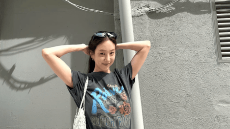 郑丽媛晒新照：体恤短裙显活力感，靠向妈妈合影很开心！