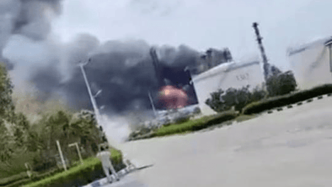 美媒爆料：阿联酋不宣而战，趁乱轰炸油厂，翼龙-2残骸被伊朗缴获