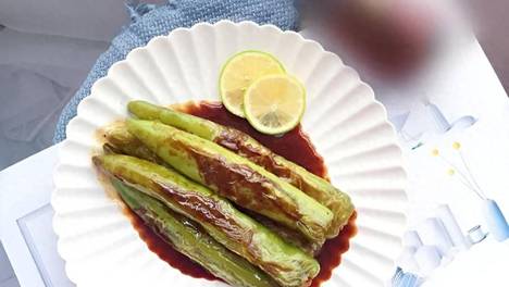 青椒里塞块豆腐，大火咕嘟几分钟，外焦里嫩，微辣咸香，太下饭了