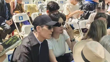 张艺谋二儿子耶鲁大学毕业 夫妻俩赴美参加毕业典礼