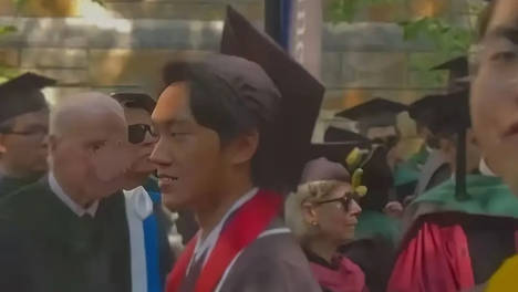 张艺谋二儿子耶鲁大学毕业 夫妻俩赴美参加毕业典礼