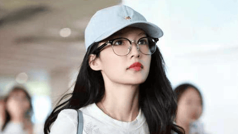 “李沁”的身材被低估了！穿紧身T恤+牛仔裤走机场，凹凸感好抢镜