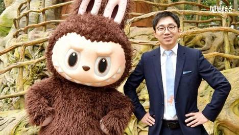 39岁的王宁！国新办发布会坐C位、与英国首相平起平坐