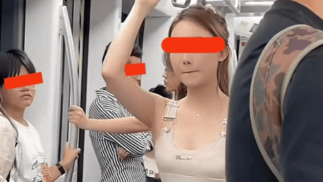 浙江：女子穿特色衣服坐地铁，网友：这么好看的姑娘被一件衣服毁了。