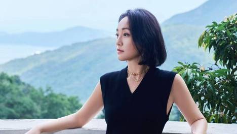 51岁周迅剪了波波头年轻20岁，穿V领上衣+格纹半身裙，洋气又显贵
