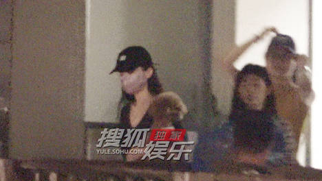 古力娜扎深夜下班 怀抱小狗软萌又温柔