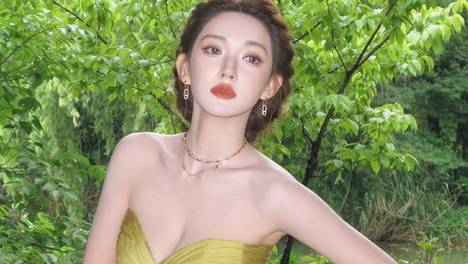 程潇穿黄色抹胸裙走上影节红毯！露出事业线大美腿性感火辣